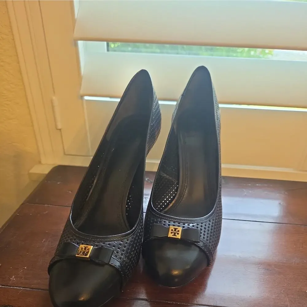 TORY BURCH Dolly pump Black Heels Women Sz 8 Leather Emblem High Heel